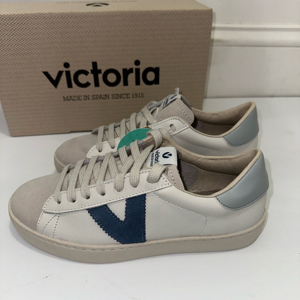 Victoria Sneakers BNIB “Azul”